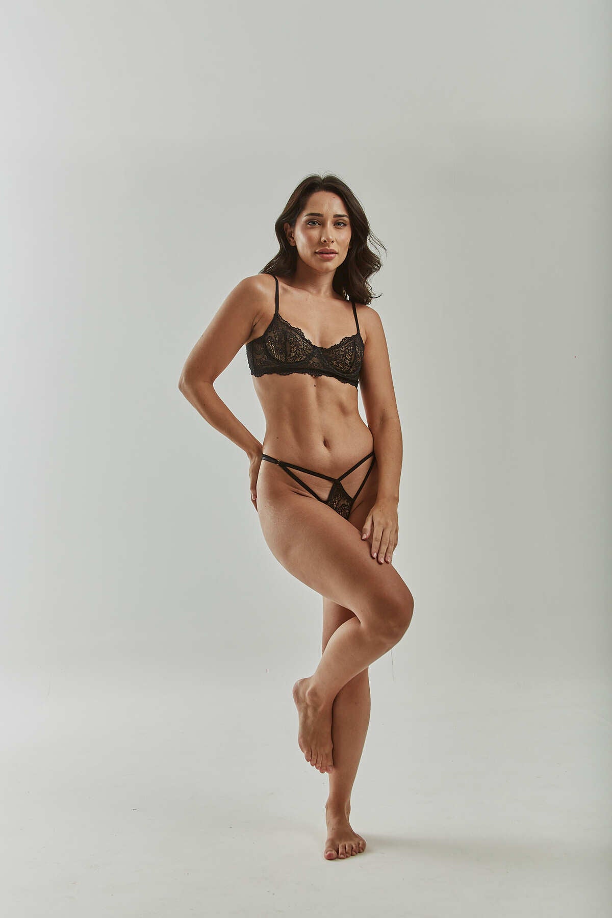 Conjunto De Sutiã Meia-taça Em Renda Com Aro E Calcinha Com regulagem Em Renda e Recorte Frontal Preto Meg