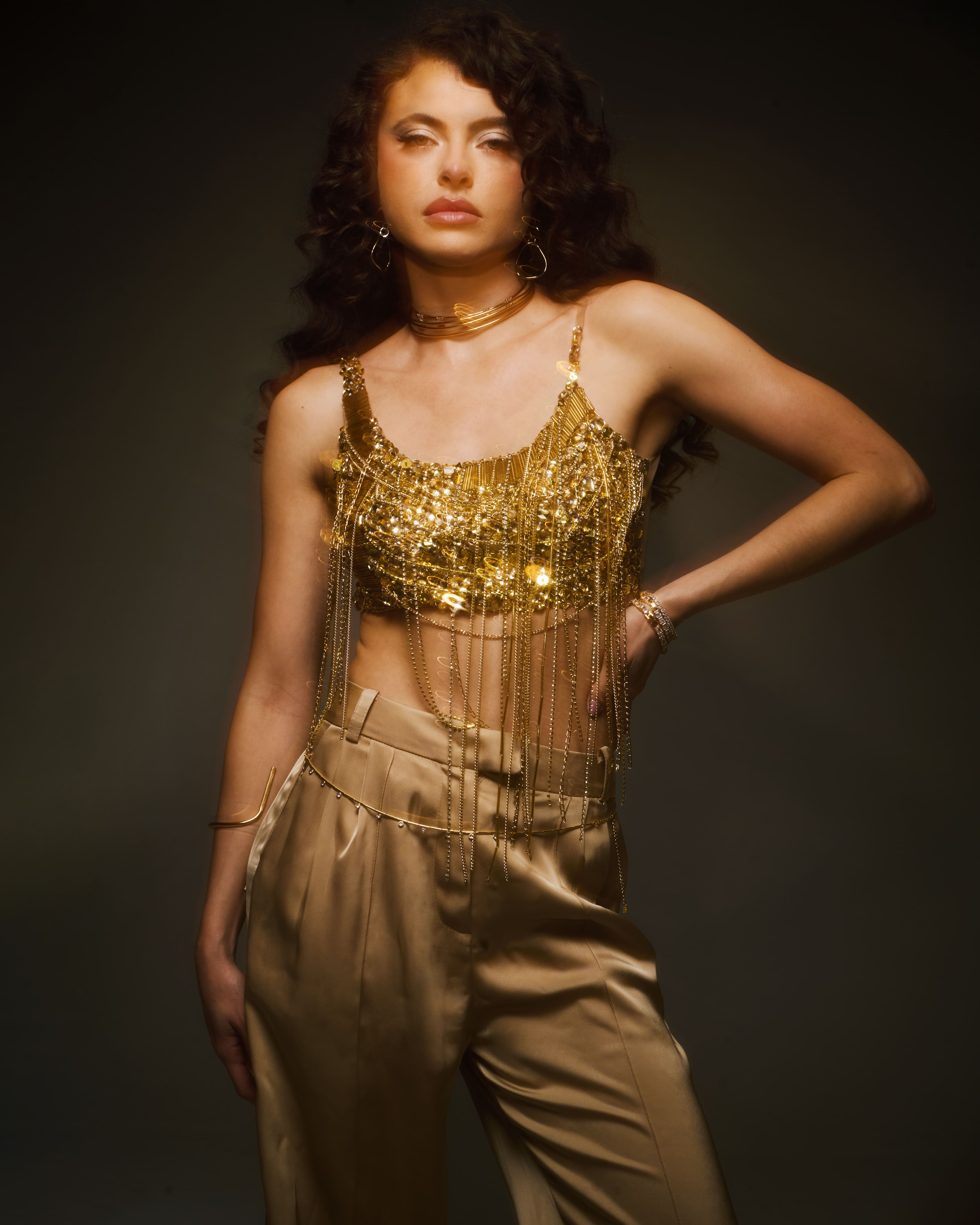 Top Instantes Reto Com Corrente Bordado Á Mão Dourado