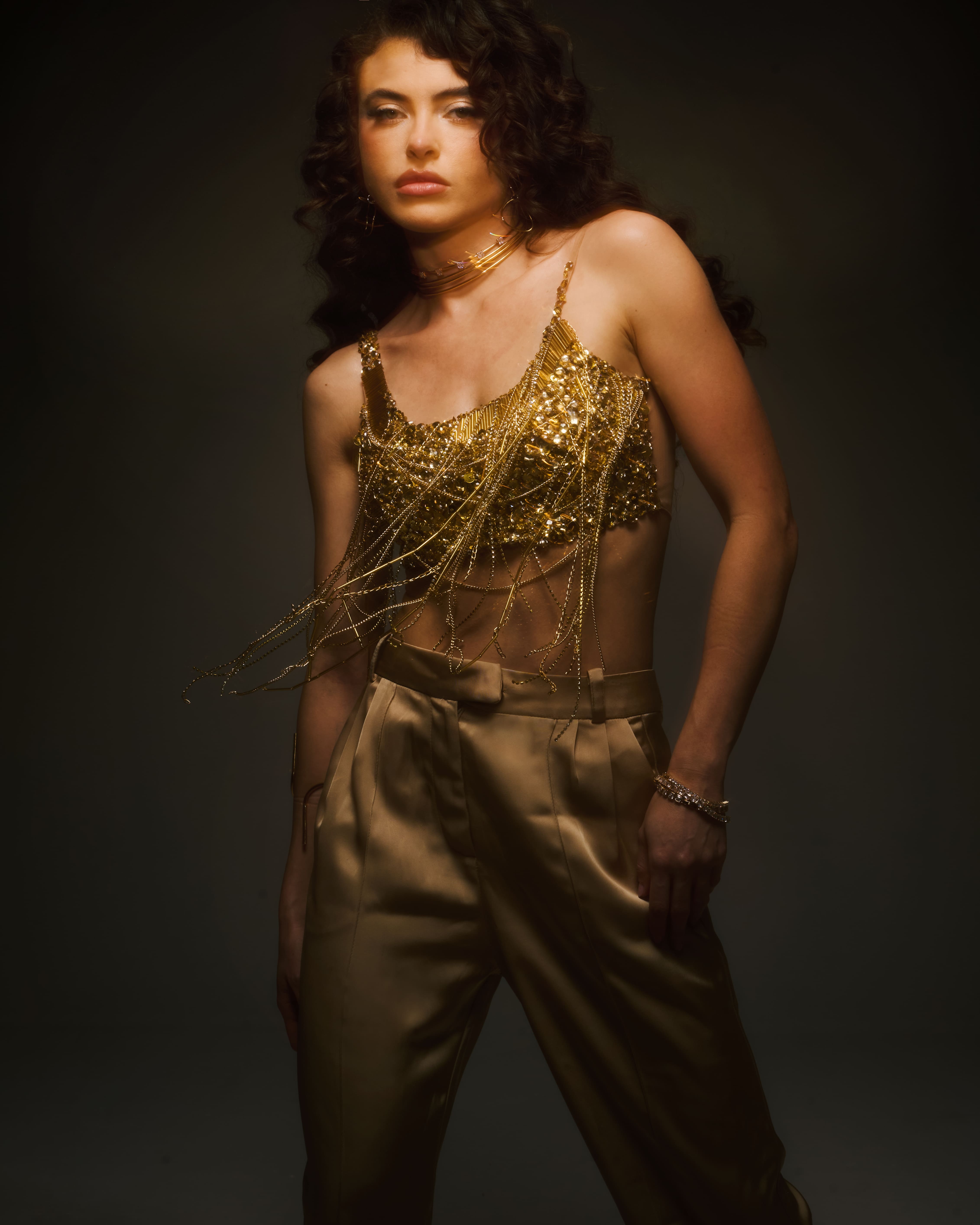 Top Instantes Reto Com Corrente Bordado Á Mão Dourado