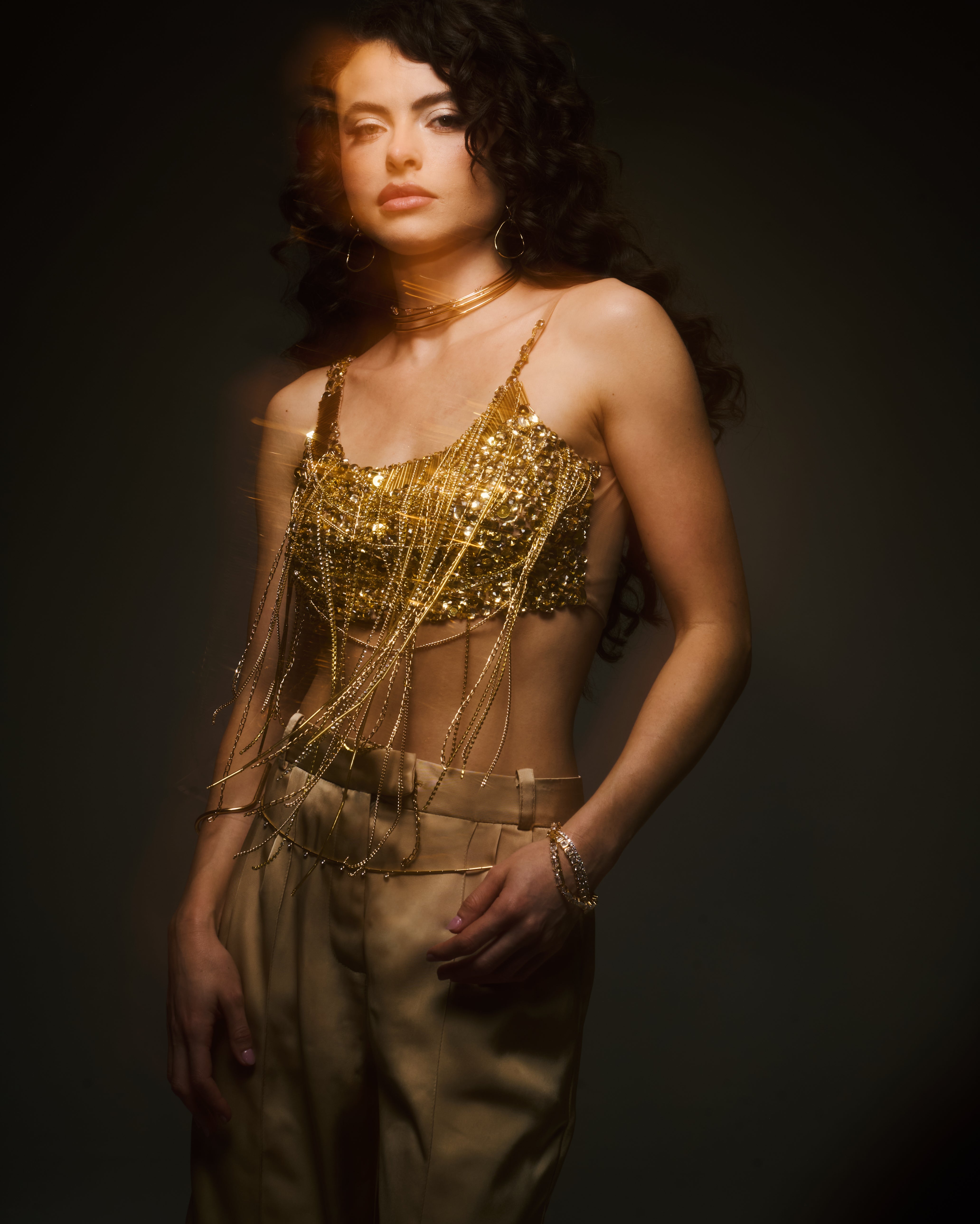 Top Instantes Reto Com Corrente Bordado Á Mão Dourado