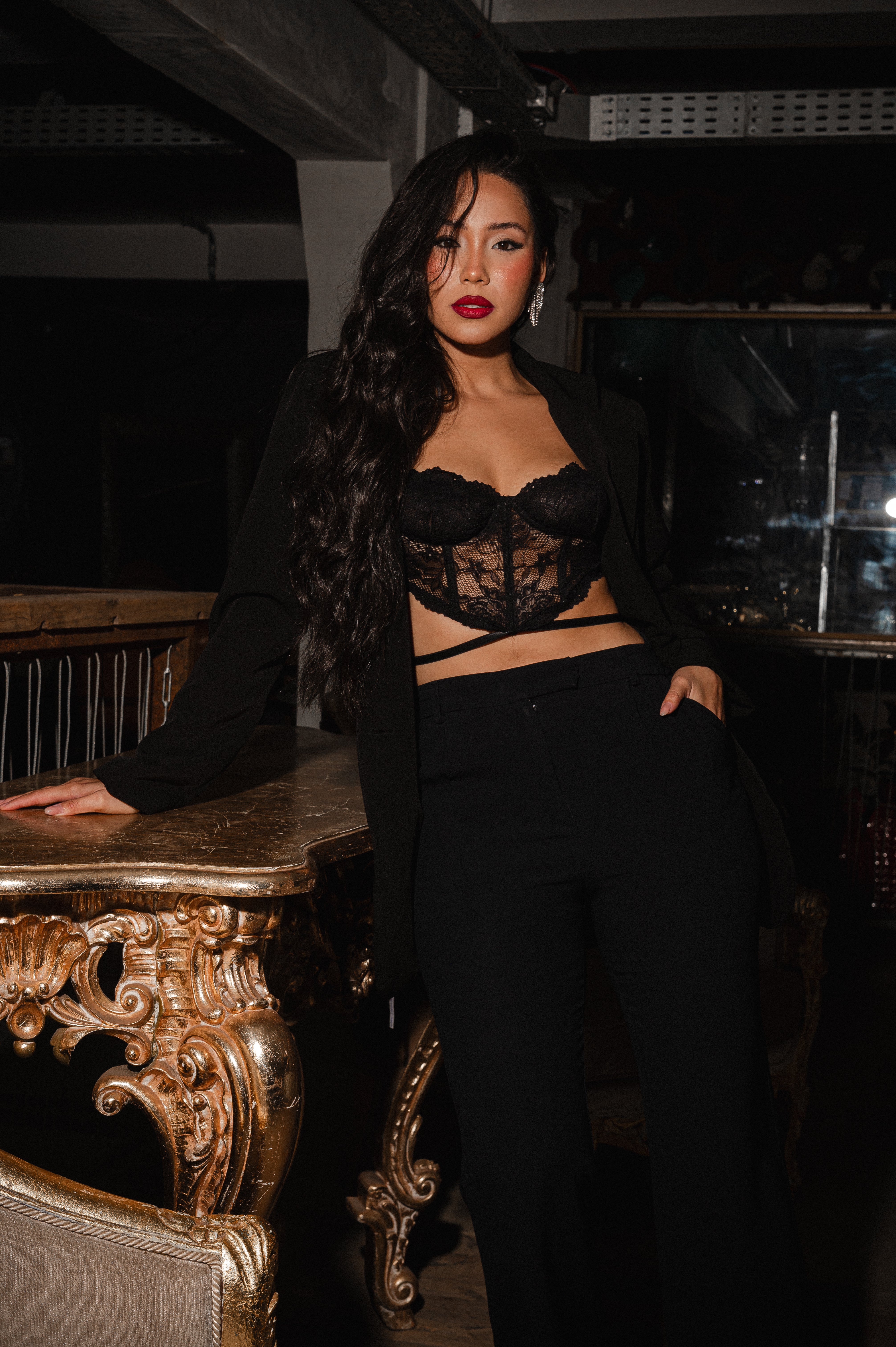 Corset De Renda Com Abertura Lateral Preto