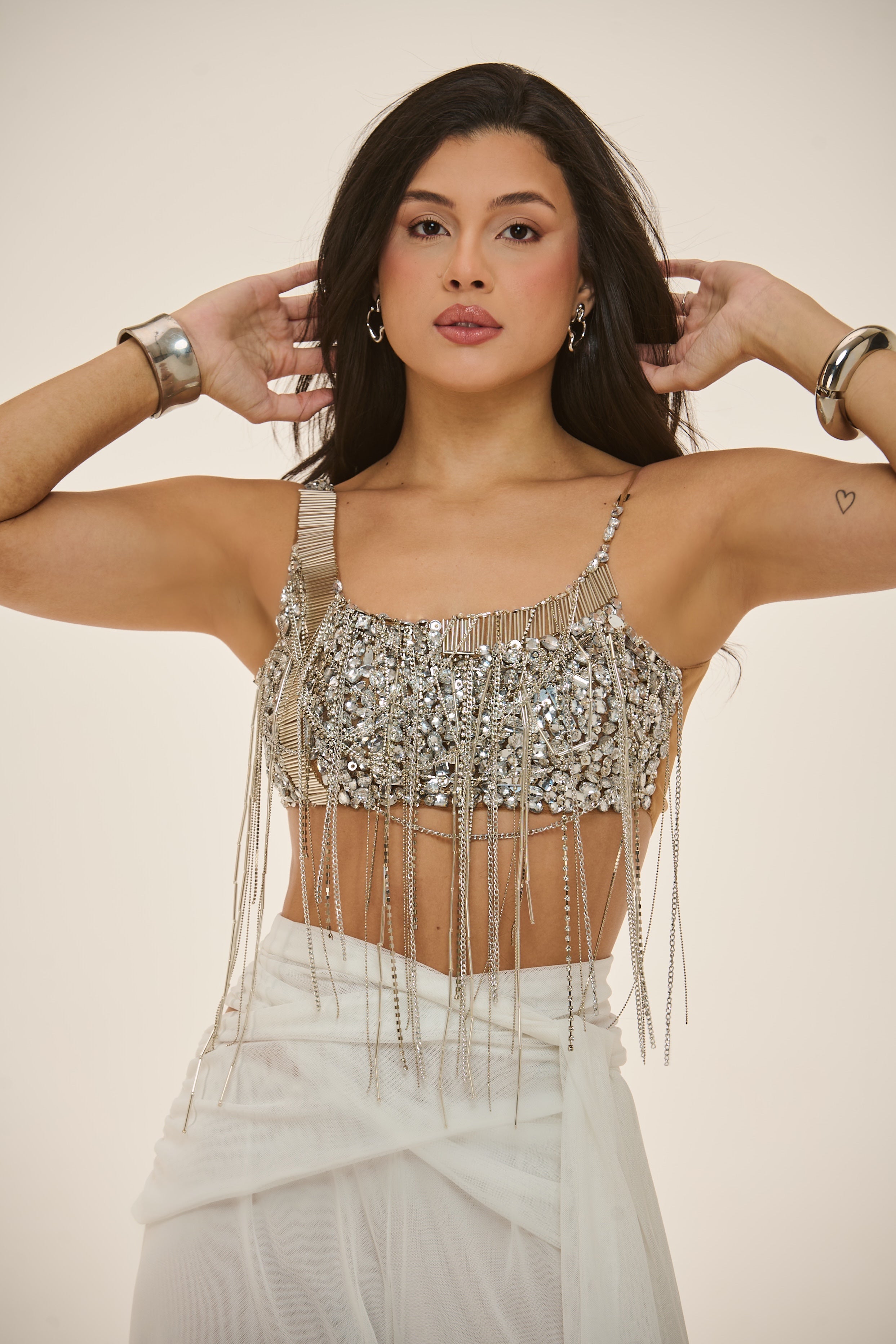 Top Instantes Reto Com Correntes Bordado Á Mão Prata