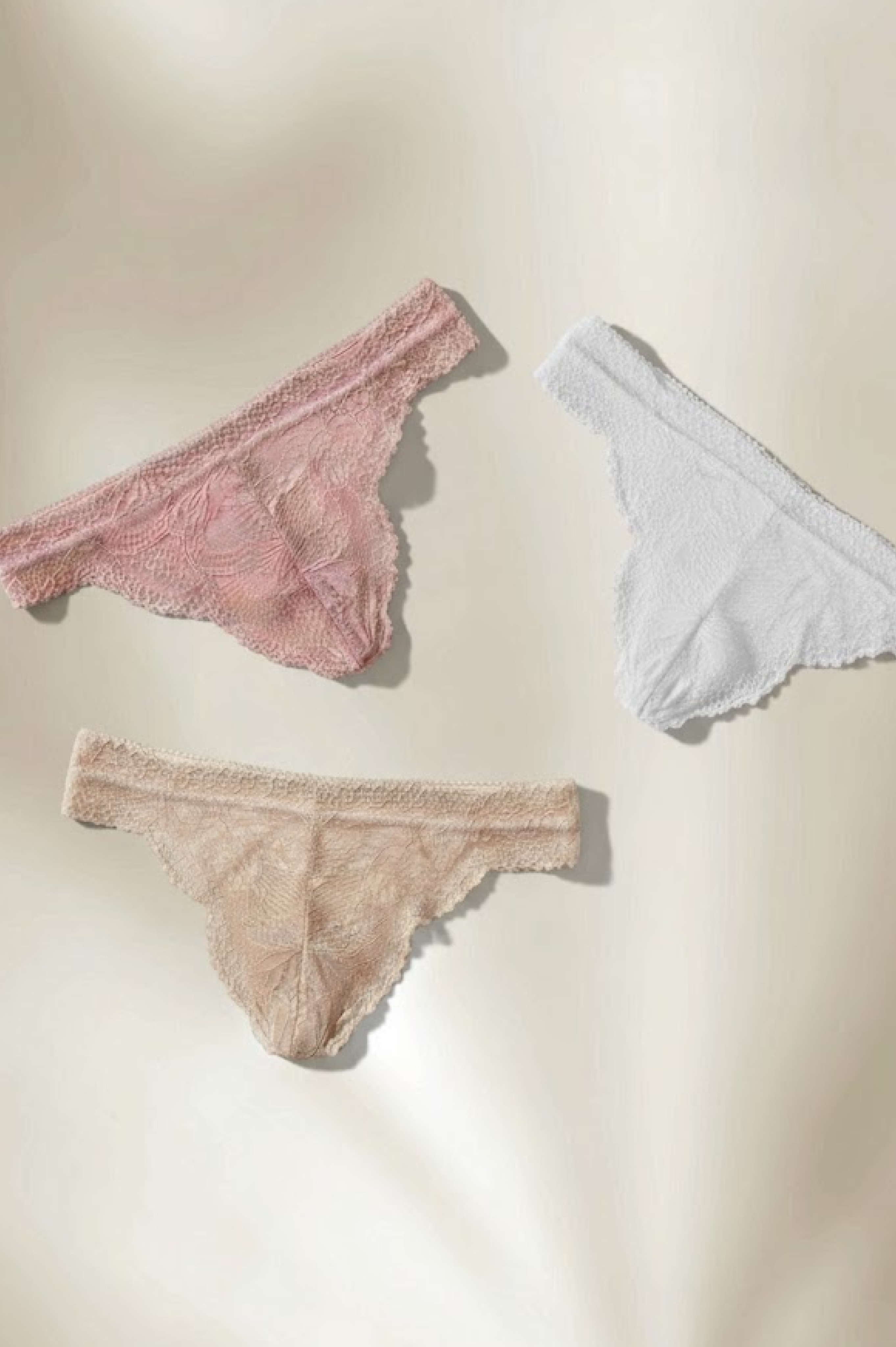 Kit 3 Calcinhas Fio Dental Em Renda Lucia Rosa, Nude e Branco.