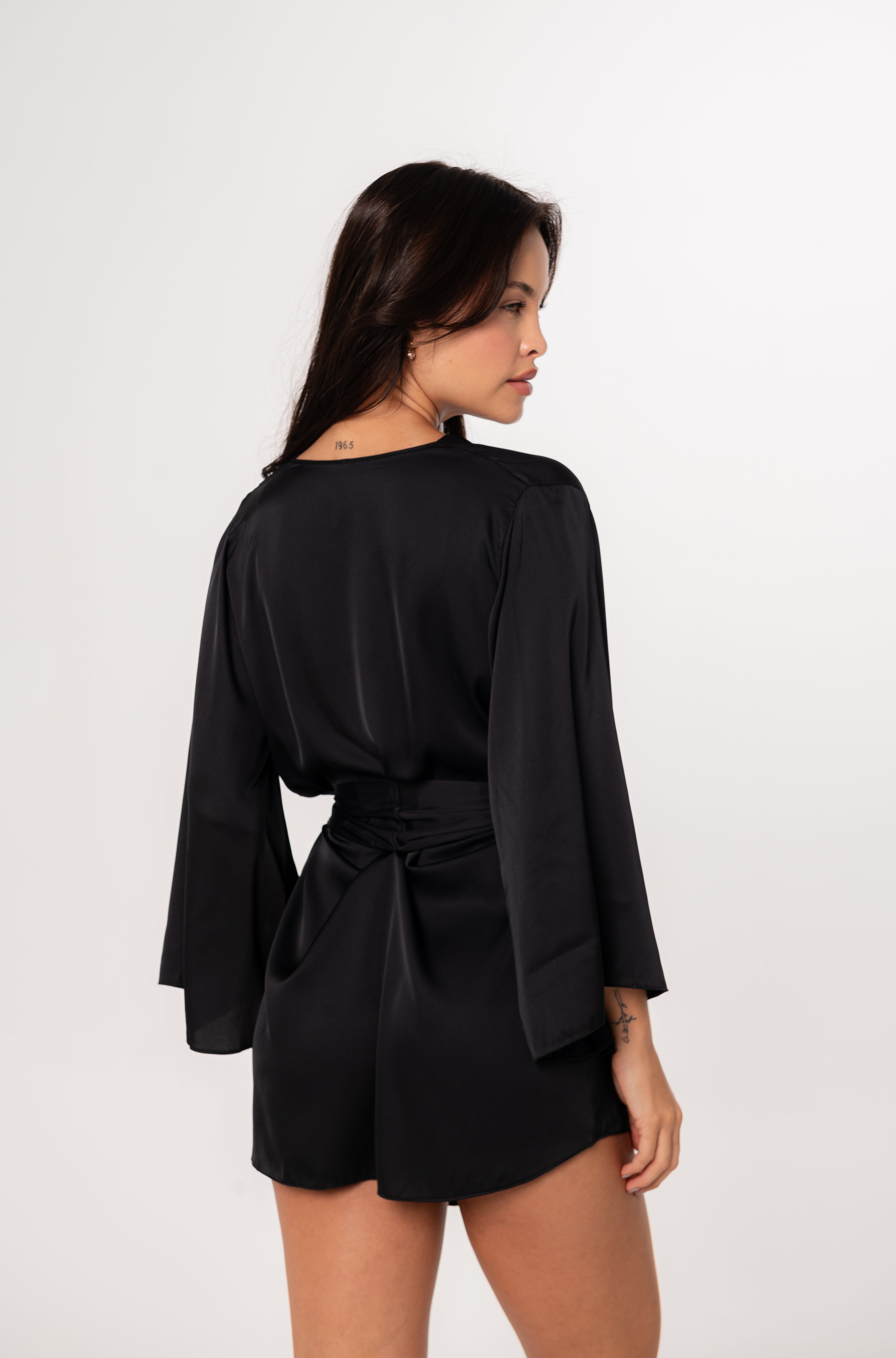Robe Carinhosa Em Cetim De Seda Preto