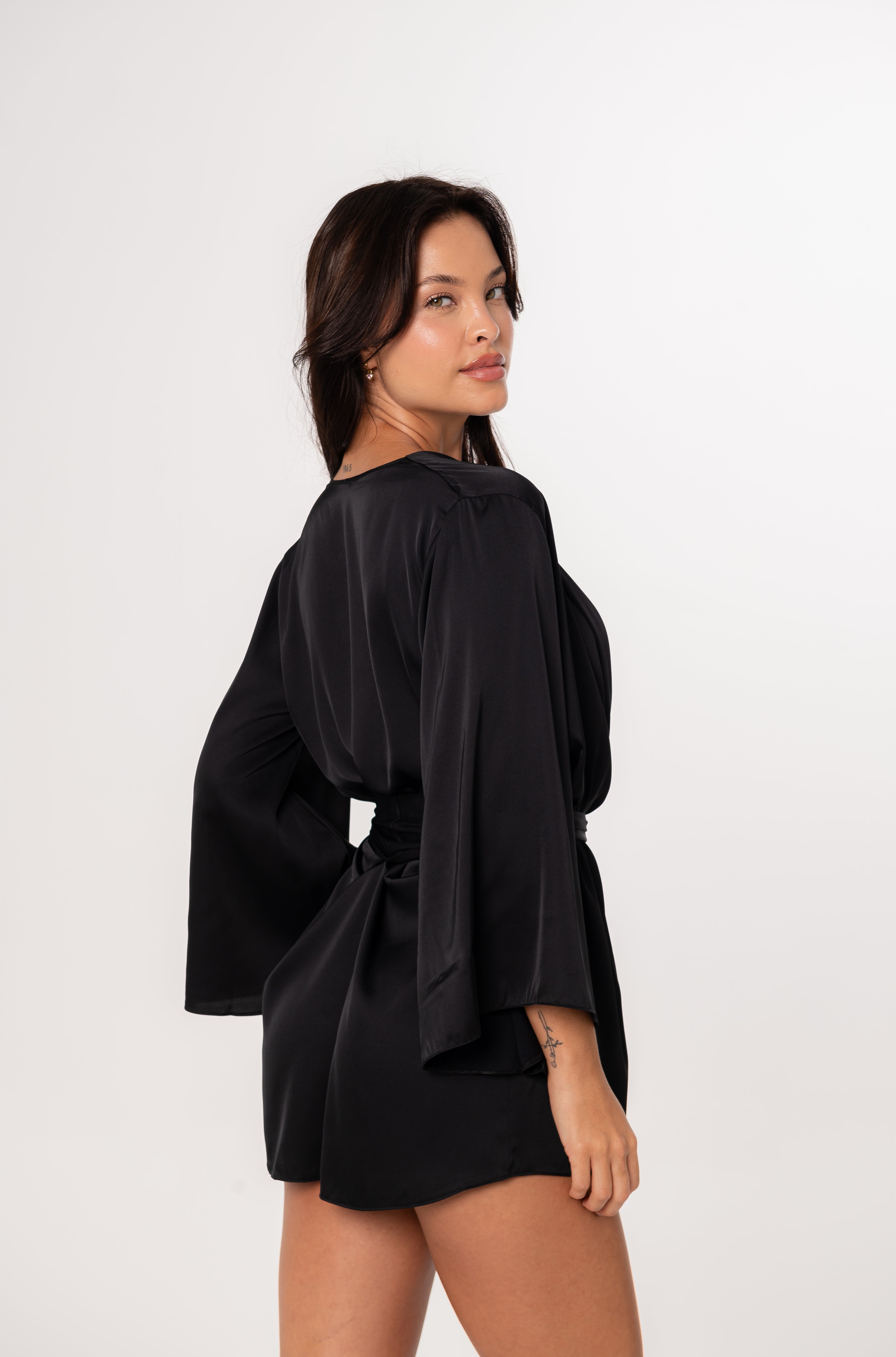 Robe Carinhosa Em Cetim De Seda Preto