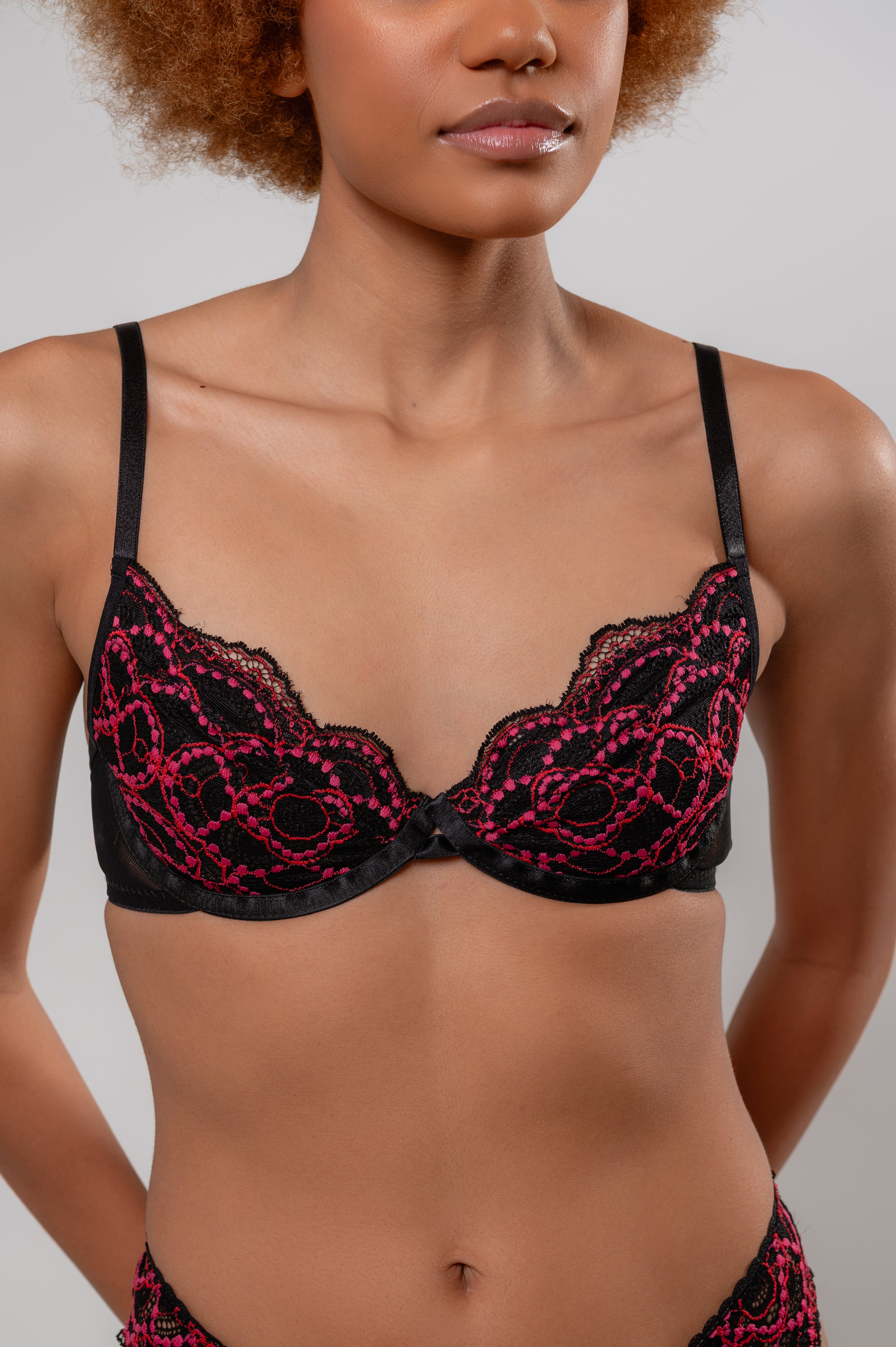 Conjunto Em Renda E Tule De Sutiã Com Aro E Calcinha Fio Dental Frida Tricolor