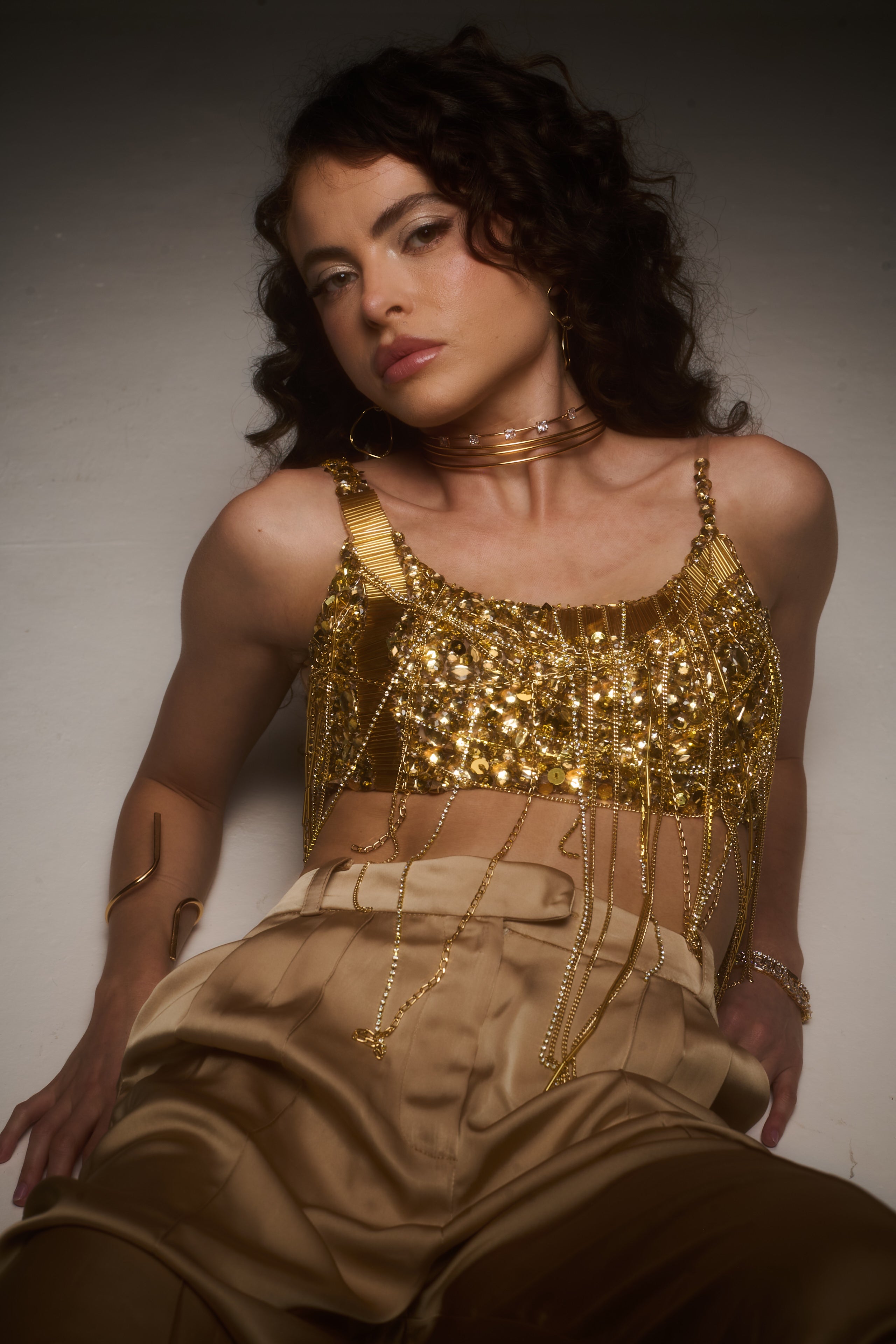 Top Instantes Reto Com Corrente Bordado Á Mão Dourado