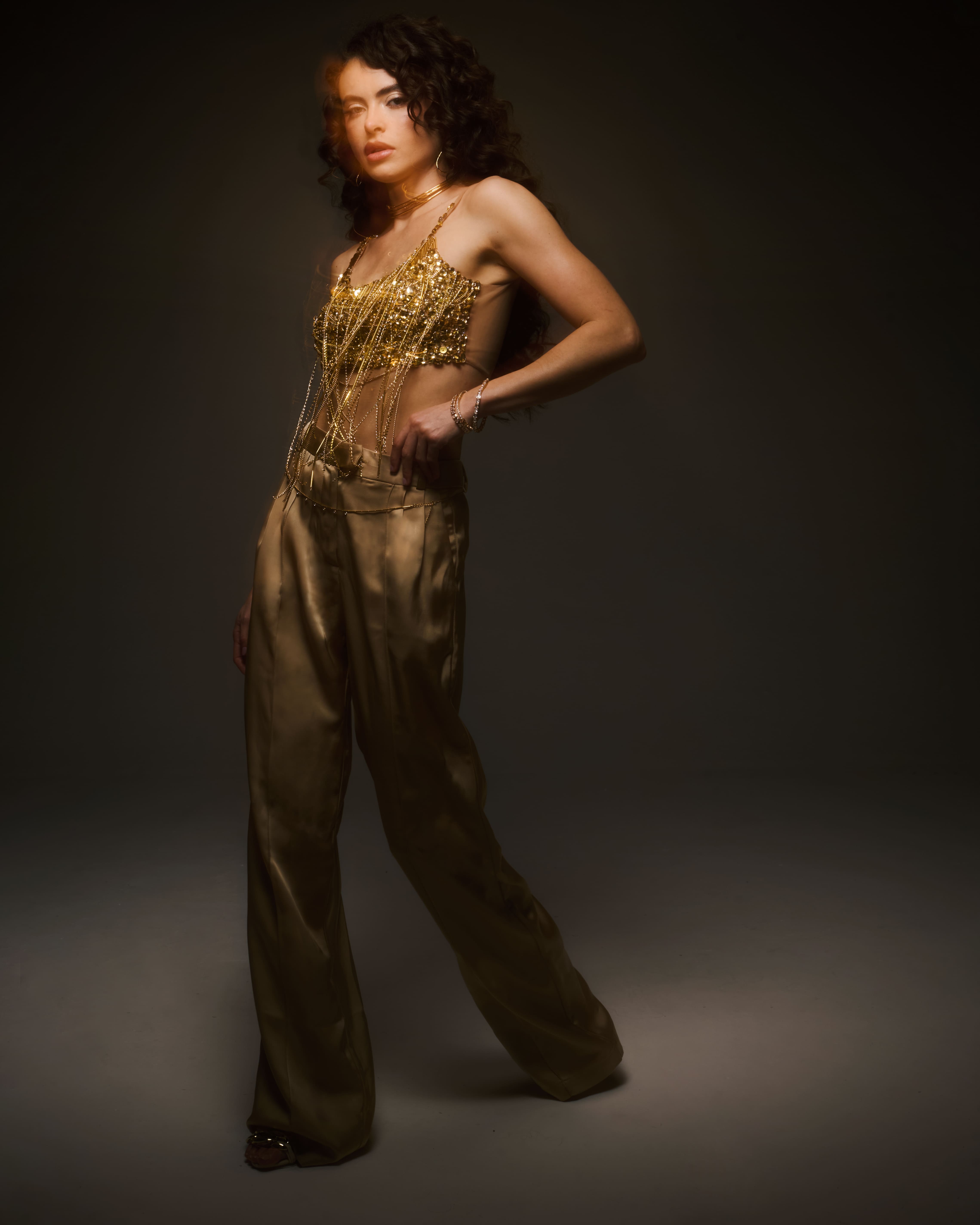 Top Instantes Reto Com Corrente Bordado Á Mão Dourado