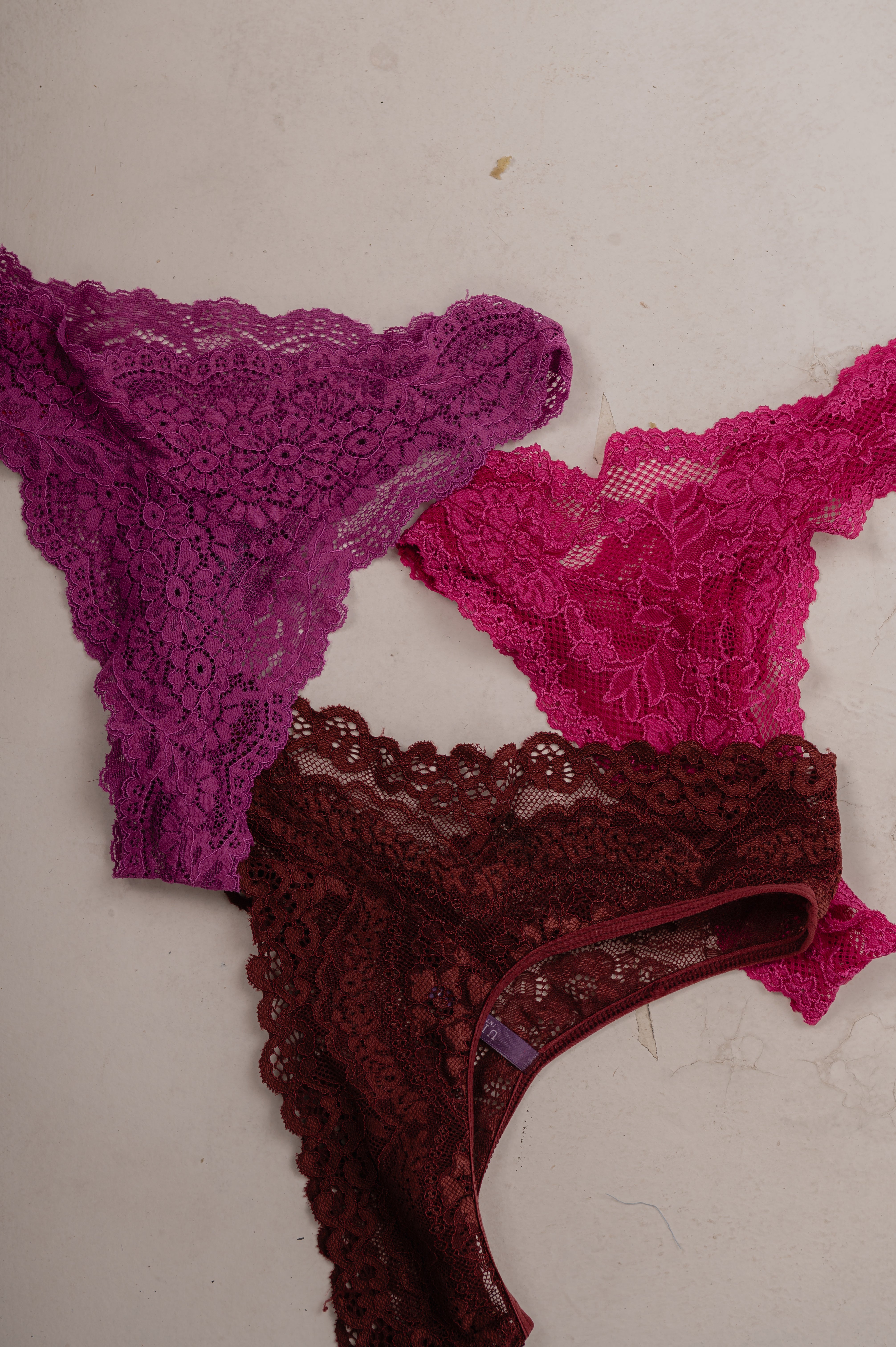 Kit 3 Calcinhas Fio Dental Em Renda Lucia Fúcsia, Roxo e Bordô