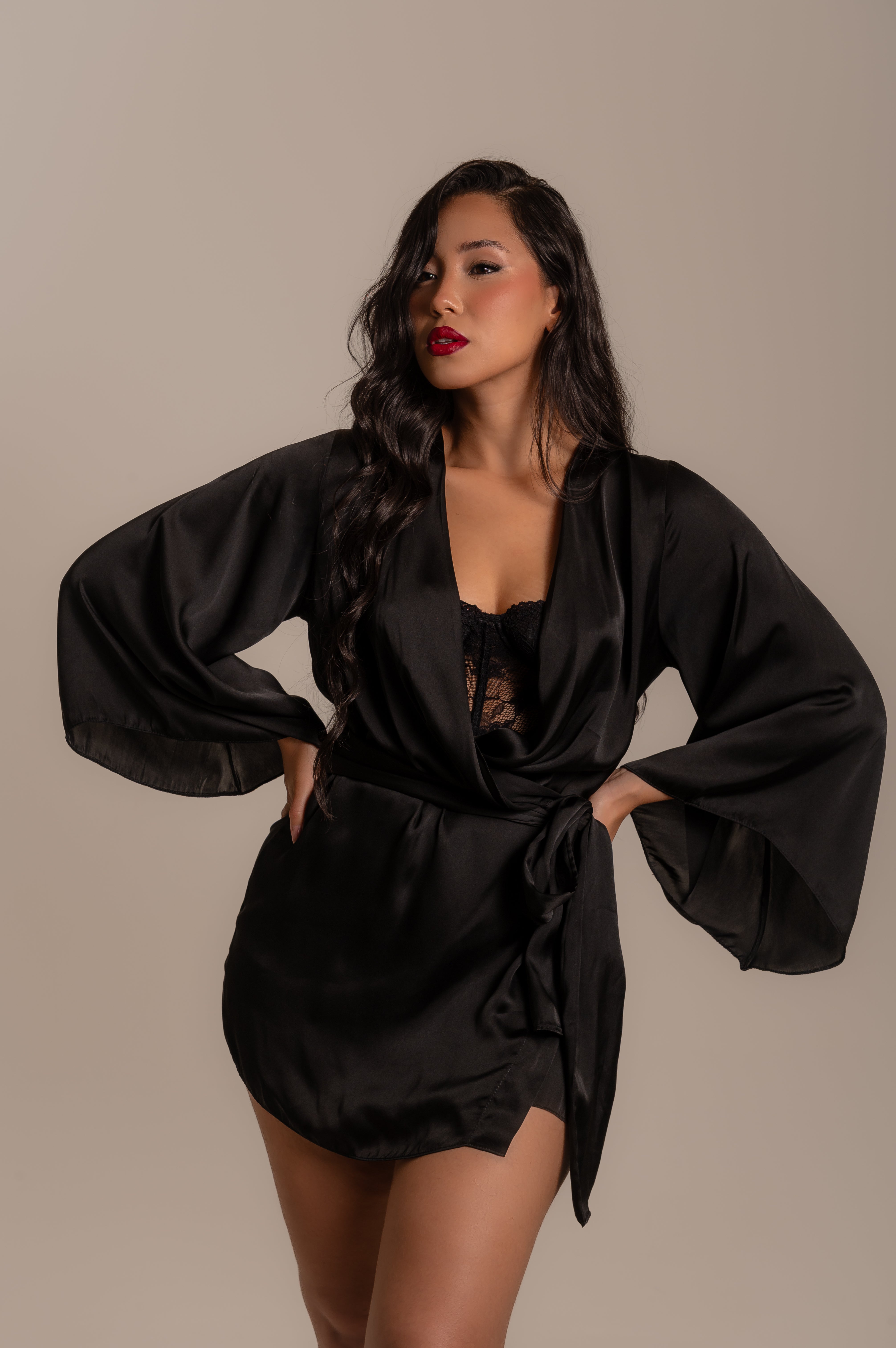 Robe Carinhosa Em Cetim De Seda Preto