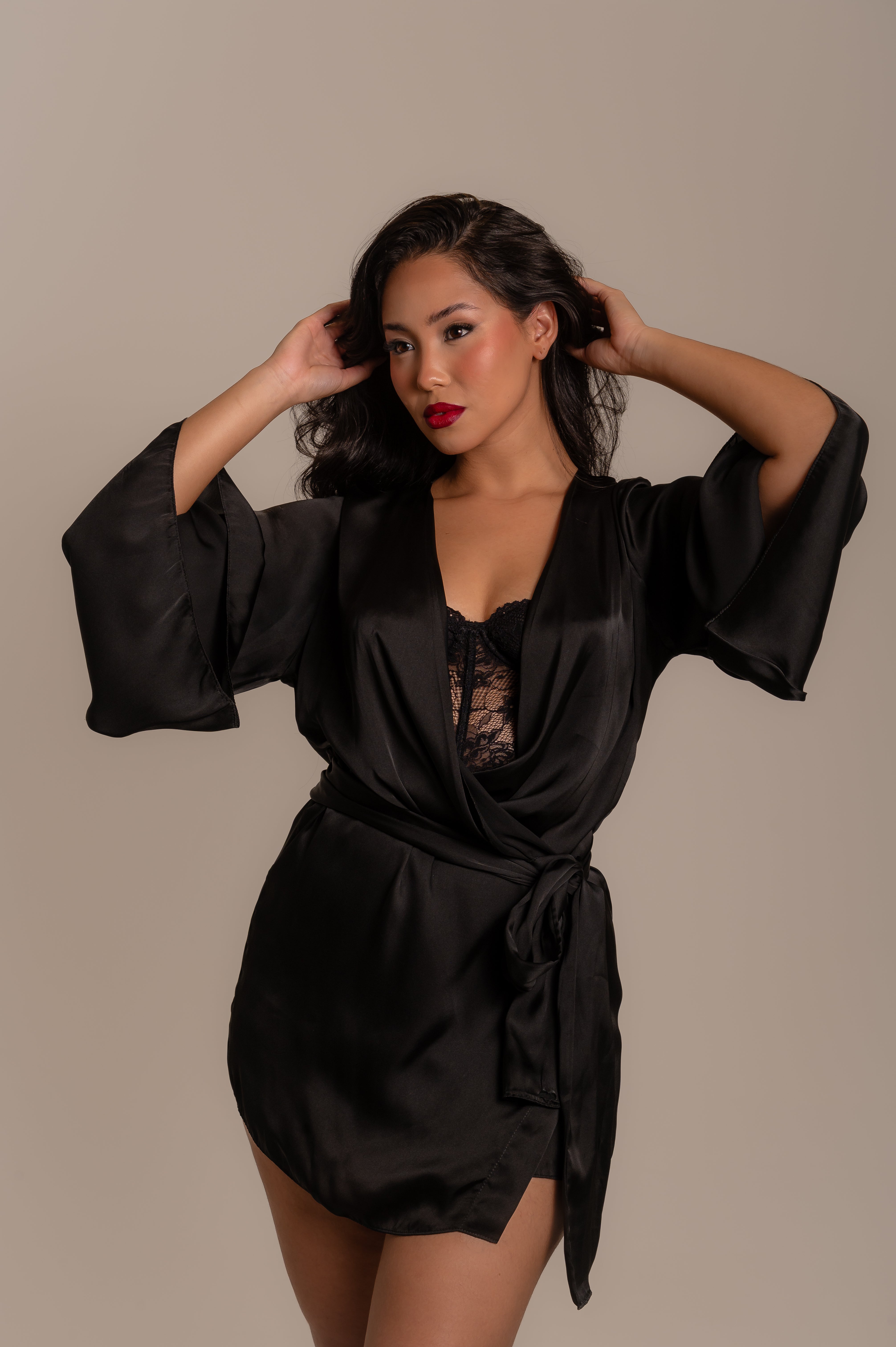 Robe Carinhosa Em Cetim De Seda Preto