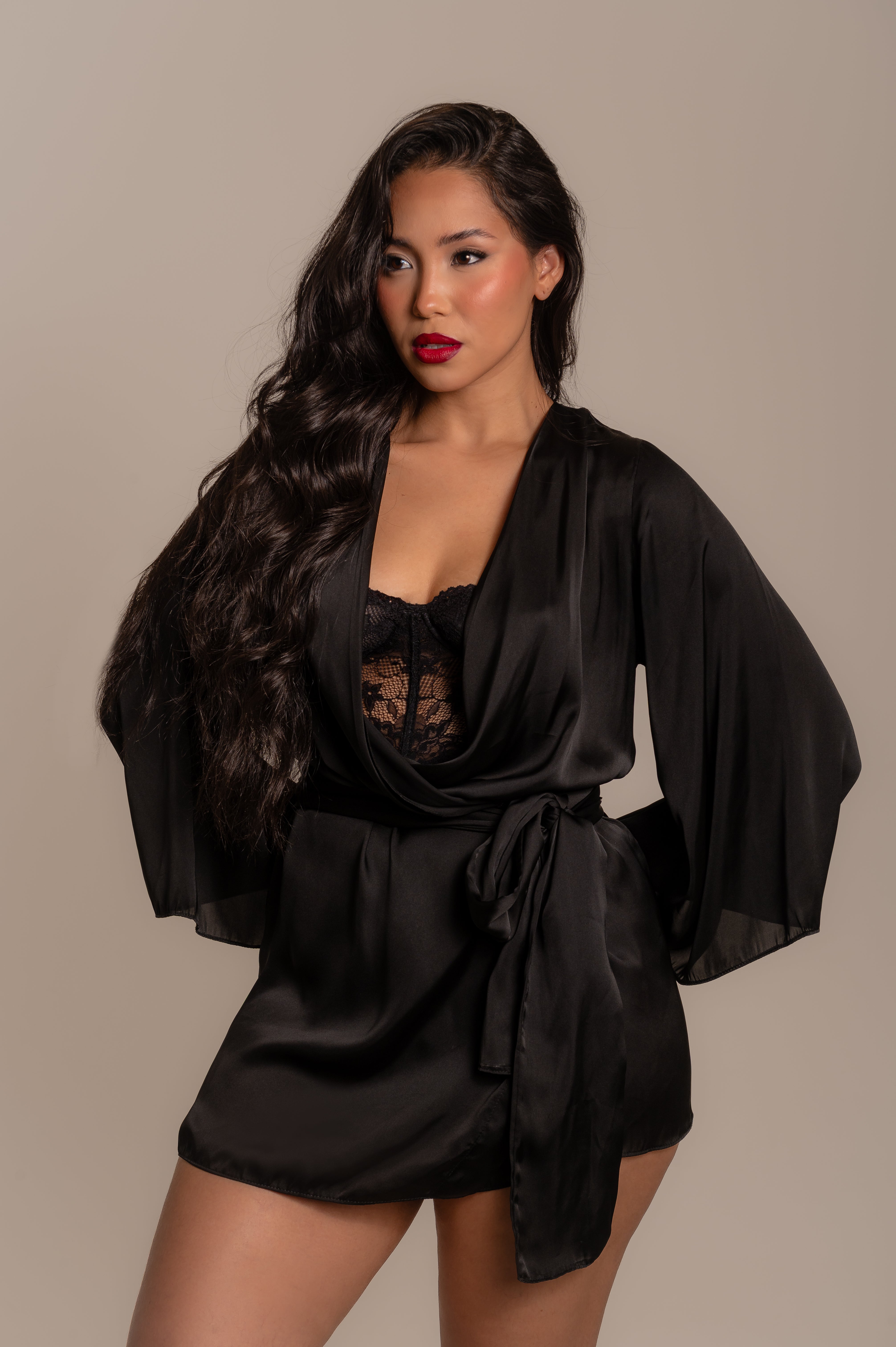 Robe Carinhosa Em Cetim De Seda Preto