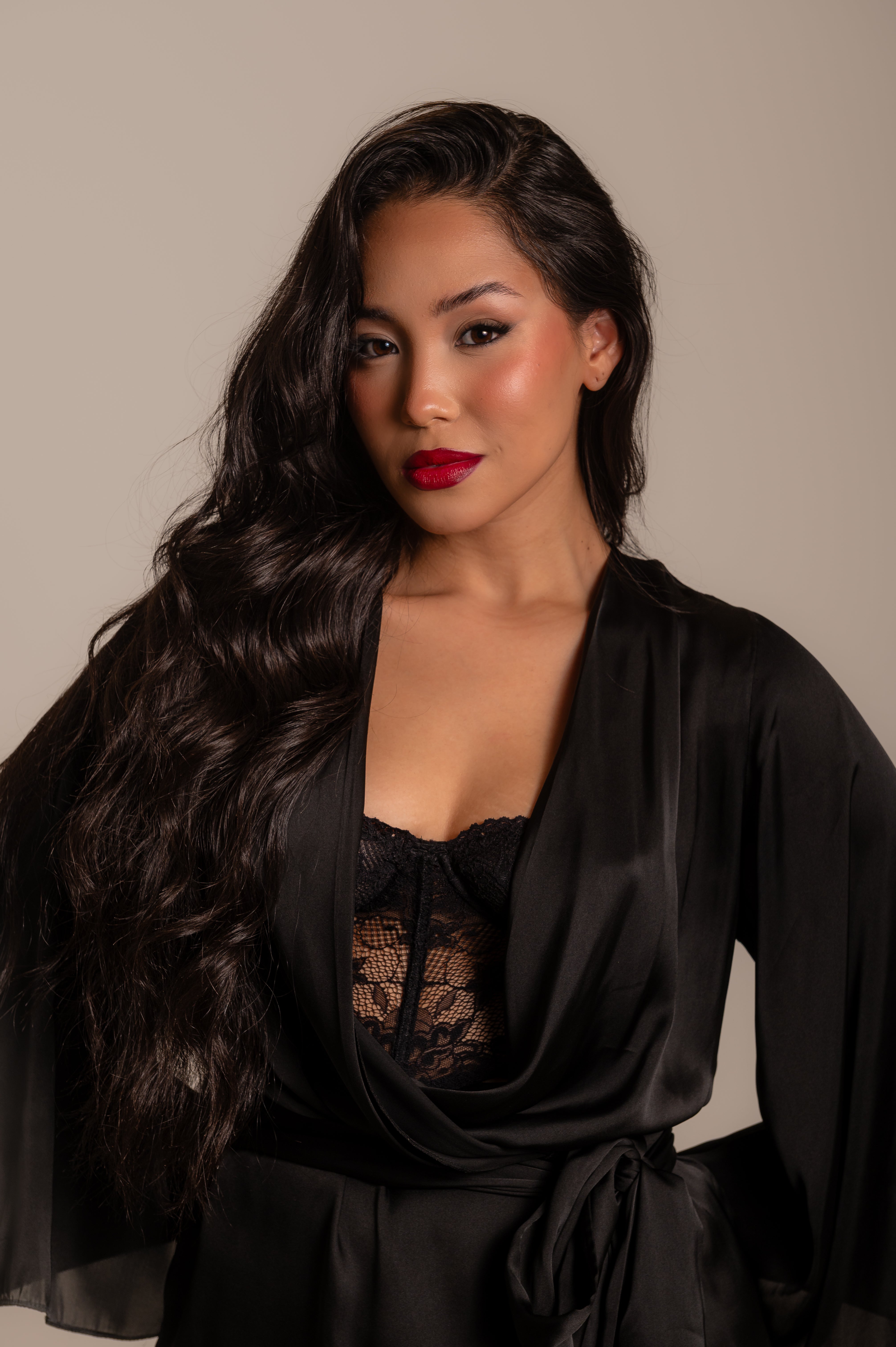 Robe Carinhosa Em Cetim De Seda Preto