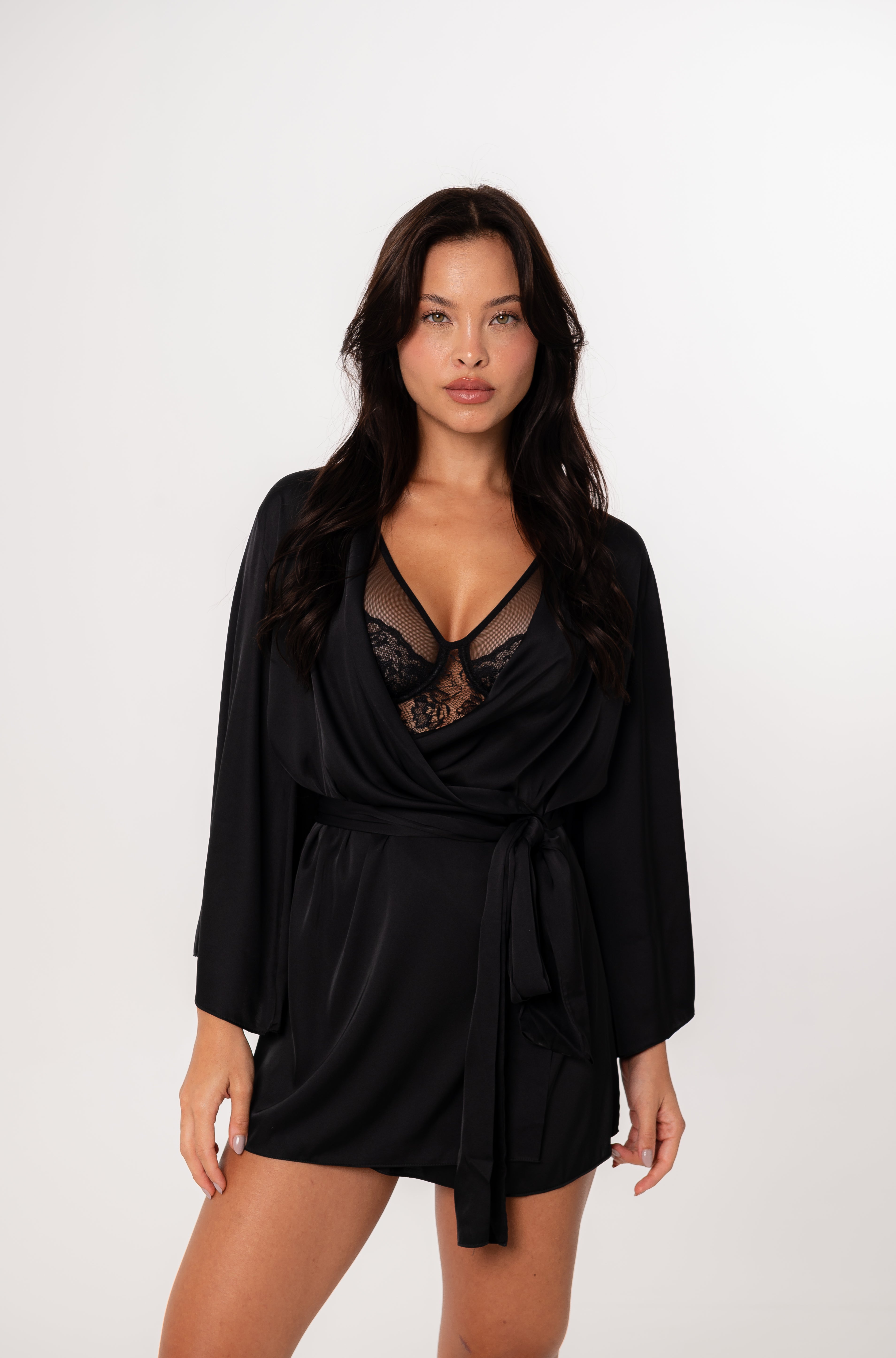 Robe Carinhosa Em Cetim De Seda Preto