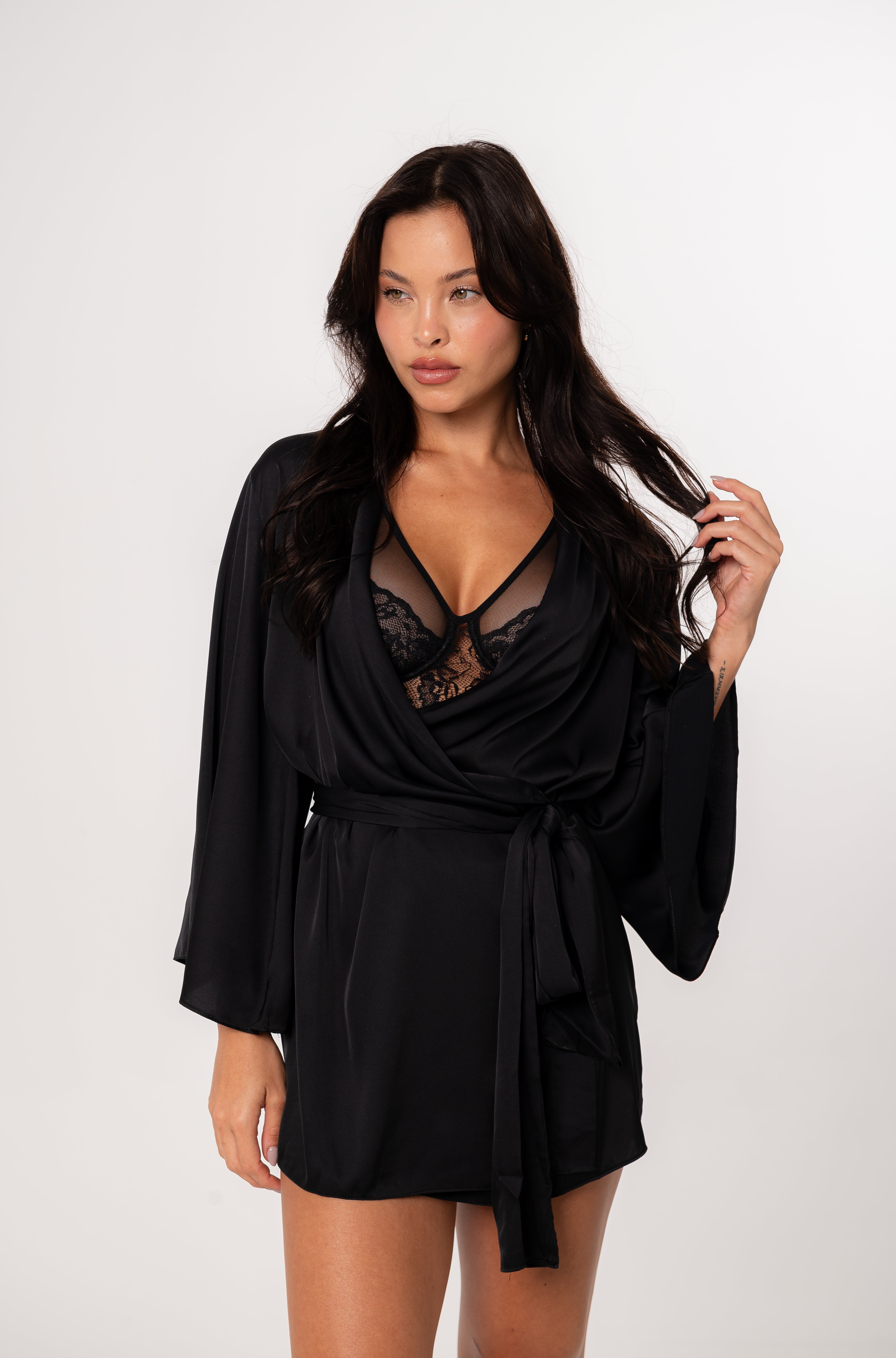 Robe Carinhosa Em Cetim De Seda Preto