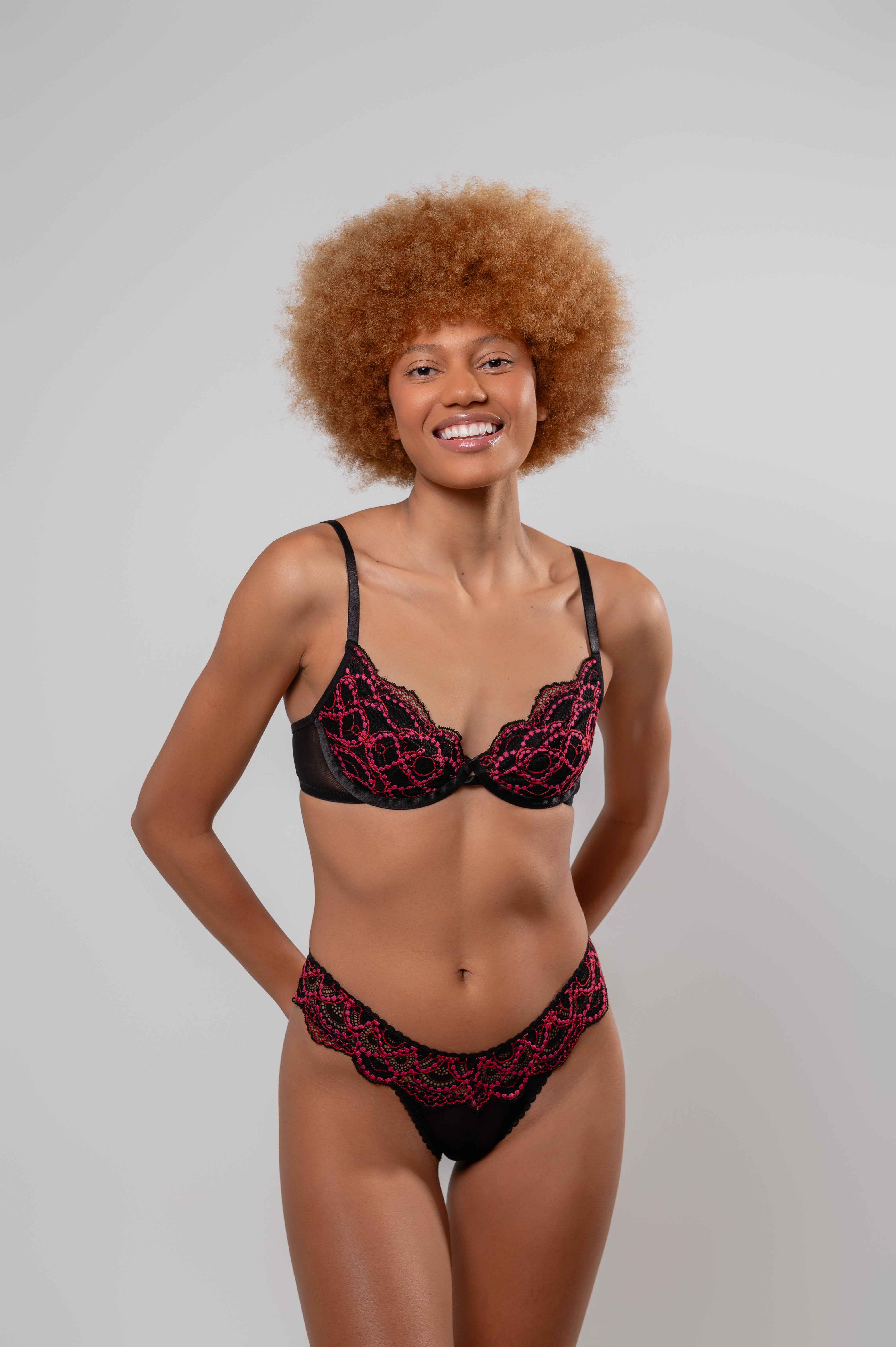 Conjunto Em Renda E Tule De Sutiã Com Aro E Calcinha Fio Dental Frida Tricolor