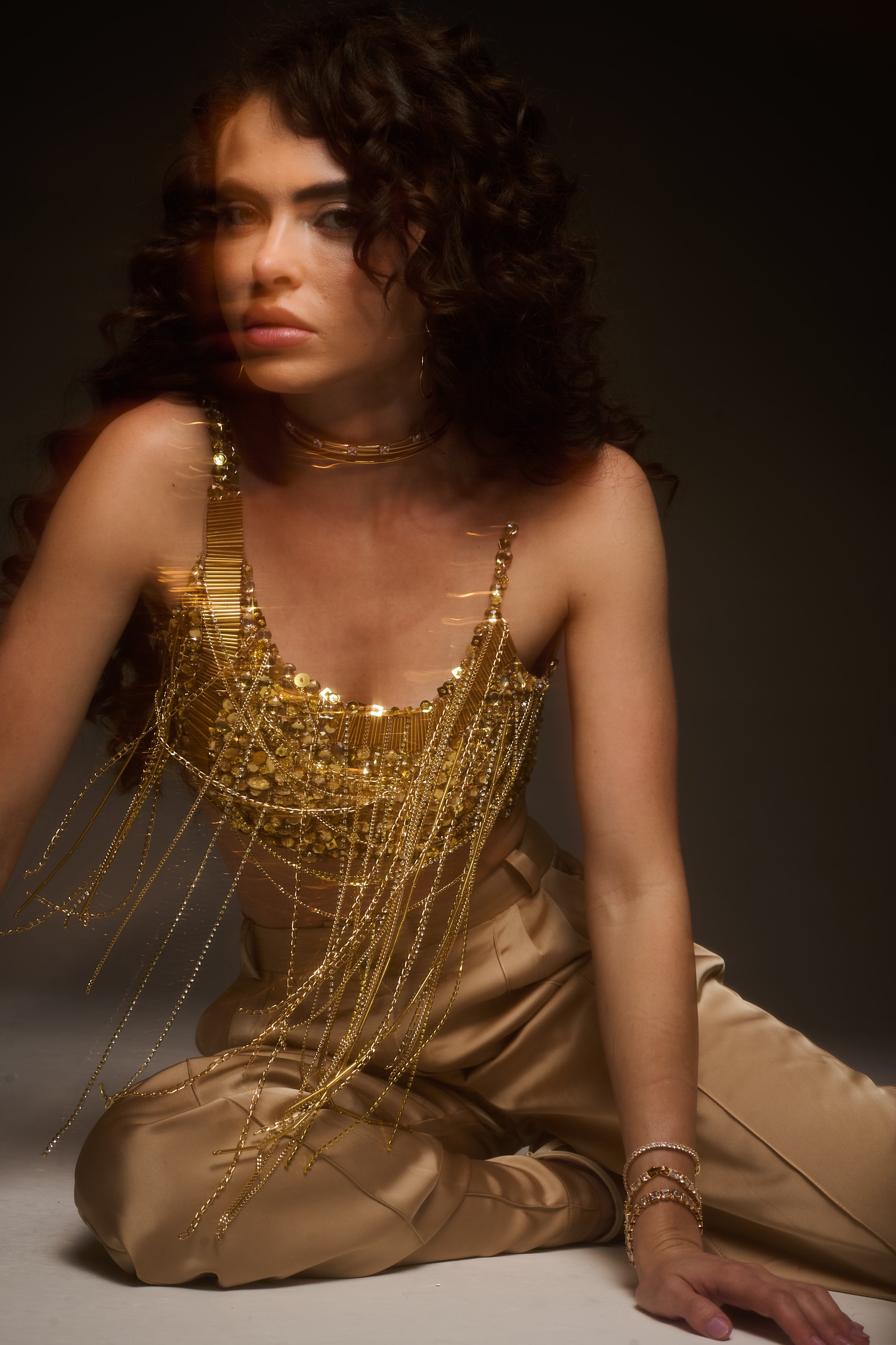 Top Instantes Reto Com Corrente Bordado Á Mão Dourado