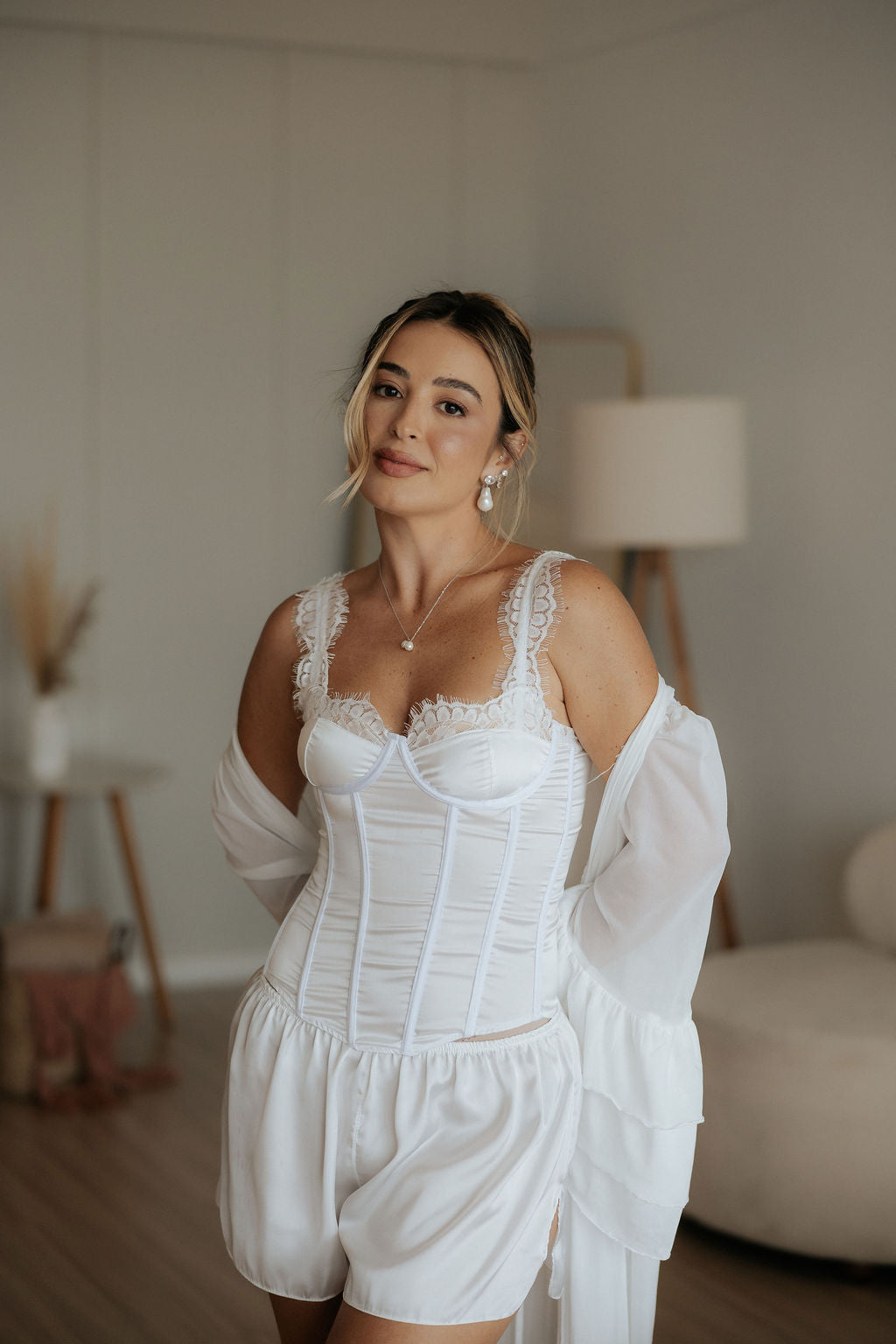 Corset de cetim e renda com short de cetim e robe de tule