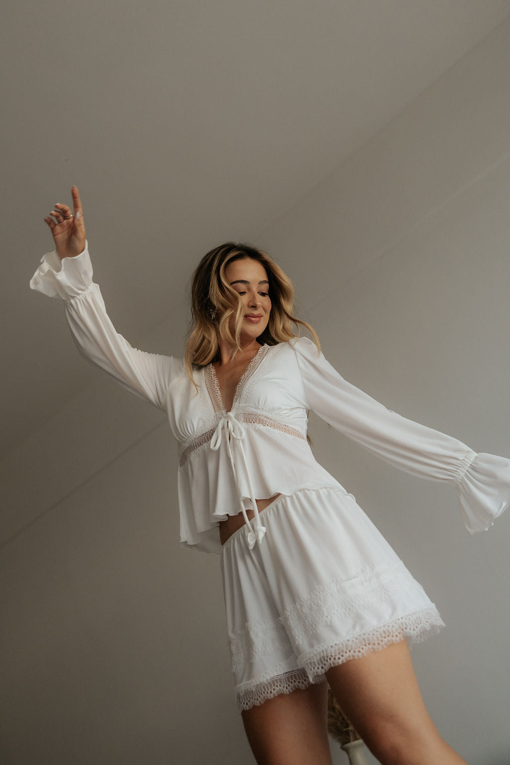 Joana Costa em movimento, com blusa e short brancos